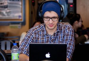 Man playing online slots on his laptop while at a cafe